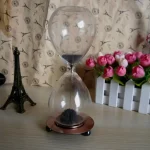Sanduhr mit schwarzem Sand, stilvolles Design, dekoratives Element für Wissenschafts- und Dekorationszwecke.