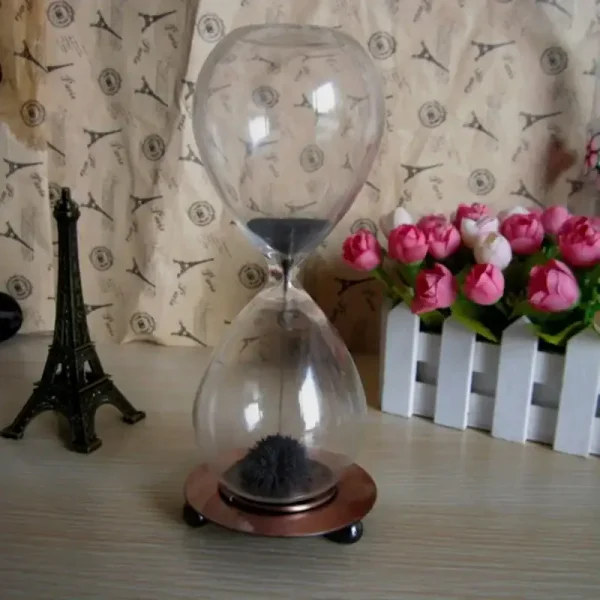 Sanduhr mit schwarzem Sand, stilvolles Design, dekoratives Element für Wissenschafts- und Dekorationszwecke.