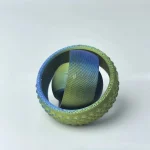Wissenschaftliches Glasobjekt mit bunten, schimmernden Oberflächen, ideal als Dekoration oder wissenschaftliches Gadget. Perfekt für Sammler und Wissenschaftsbegeisterte.