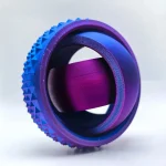 Hochwertiger, farbiger Metall-Drehknopf mit strukturierter Oberfläche, ideal für technische Geräte und Dekorationen.