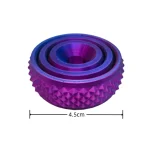 Farbiger Steinmetz-Objekt in Lila und Blau mit geometrischer Struktur, Durchmesser 4,5 cm, ideal für wissenschaftliche Dekorationen und Sammlerstücke.