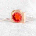 Holz-Kamera mit rotem Objekt und orangefarbenem Herz, dekoratives wissenschaftliches Gadget, ideal für Dekoration und kreative Projekte.