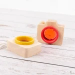 Holz-Schlüsselanhänger mit buntem Ring, handgefertigt, dekoratives Accessoire für Schlüssel oder Taschen, modernes Design, langlebig, umweltfreundlich, ideal als Geschenk.