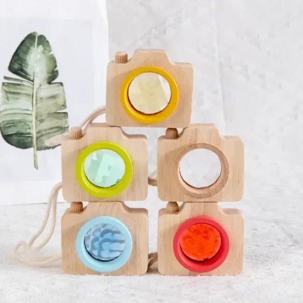 Niedliches Holzspielzeug Kamera-Set mit bunten Elementen, ideal für Kinder zum Spielen und Lernen. Perfekt für kreative und pädagogische Aktivitäten.