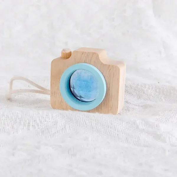 Kleine Holzspielzeugkamera mit blauer Linse, ideal für Dekoration und kreative Geschenke im wissenschaftlichen Stil.