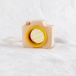 Holzfotokamera mit gelbem Akzent, kindgerechte Dekoration für Wissenschafts- und Lernräume.