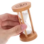 Klassische Sanduhr aus Holz mit transparentem Glasbehälter, zeigt die Zeitmessung auf elegante Weise. Perfekt für Dekoration oder als wissenschaftliches Accessoire.