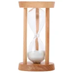 Klassische Sanduhr mit Holzrahmen und Glasbehälter, ideal für Zeitmessung und Dekoration.