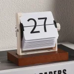 Vintage-Flip-Calendar auf Holzbasis, dekoratives wissenschaftliches Gadget für Büro oder Zuhause, stilvoller Zeitmesser im Retro-Design.