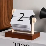 Vintage-Flip-Calendar mit drehbarem Mechanismus, zeigt die Zahl 2, auf Holzbasis, dekoratives wissenschaftliches Accessoire für Büro oder Zuhause.