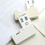 Moderner Kalender mit Monats- und Wochentagsanzeige, ideal für Organisation und Planung.