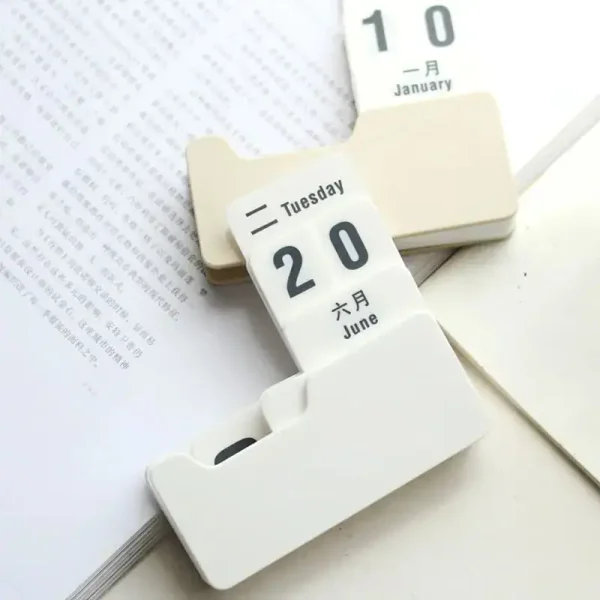 Moderner Kalender mit Monats- und Wochentagsanzeige, ideal für Organisation und Planung.