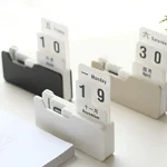 Moderner Kalender-Organizer aus Holz mit Tages-, Monats- und Jahresanzeige, ideal für Schreibtischdekoration und Organisation.