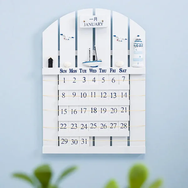 Wandkalender mit Segelboot-Motiv, zeigt Monats- und Tagesübersicht, ideal für maritime Dekorationen.