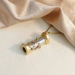 Eleganter Miniatur-Teleskop Anhänger aus Gold mit Kette, ideal für Wissenschafts- und Dekorationsliebhaber, perfekt als Schmuckstück oder Sammlerstück.