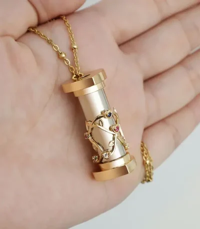 Elegante Halskette mit einem wissenschaftlichen Anhänger, der eine kleine Reagenzglas-Form mit dekorativem Draht und funkelnden Steinen zeigt. Perfekt für Wissenschafts- und Schmuckliebhaber.