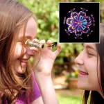Zwei Kinder im Freien, die ein wissenschaftliches Objekt mit einem Teleskop betrachten, mit einem digitalen Kaleidoskop-Bild im Hintergrund.