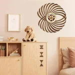 Dekoratives spiralförmiges Wandkunstwerk in einem modernen Schlafzimmer, ergänzt durch niedliche Stofftiere und minimalistische Möbel.