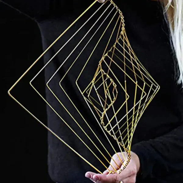 Elegantes geometrisches Schmuckstück aus goldfarbenem Draht, das komplexe, verschachtelte Formen bildet, perfekt für moderne Dekorationen oder als einzigartiges Accessoire.
