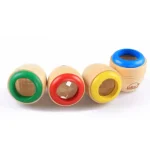Bunte Holz-Ringe in verschiedenen Farben (Grün, Rot, Gelb, Blau) zum Sortieren und Lernen, ideal für Kinder und pädagogisches Spielzeug.
