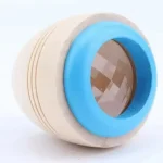 Holzobjekt mit blauer Kunststoffumrandung, ideal für wissenschaftliche Dekorationen oder Gadgets.