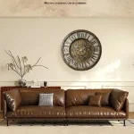 Großes Wandclock-Design mit sichtbaren Zahnrädern, perfekt für moderne und industrielle Inneneinrichtung, als stilvolles Dekorationsstück an der Wohnzimmerwand.