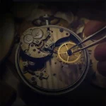 Nahaufnahme eines Uhrwerks mit sichtbaren Zahnrädern und Schraubenziehern, die an der Uhr arbeiten.