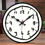 Runde Wanduhr mit wissenschaftlichem Ziffernblatt, modernes Design, perfekt für Büro oder Lernraum, zeigt die Zeit mit klaren schwarzen Ziffern und Zeigern.