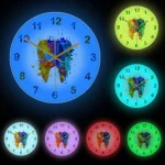 Bunte Dinosaurier-Himmelsuhr mit leuchtenden Farben und modernem Design, ideal als Dekoration für Wissenschafts- und Kinderzimmer.