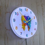 Bunte Wanduhr mit Farbklecksen, modernes Design, dekoratives Element für Zuhause oder Büro, kreative Raumgestaltung, farbenfrohes Kunstwerk, funktionale Uhr, Wanddekoration, modernes Interieur, Farbex.