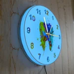 Uhr mit buntem Farbklecks-Design an der Wand, modernes Dekorationsstück für Wissenschafts- und Kunstliebhaber.