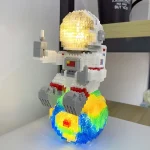 LEGO-Raumfahrer mit leuchtendem Helm, detailreiche Figur auf buntem Basis, ideal für Science-Fiction- und Weltraumfans.