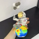 Kreatives LEGO-Raumschiff mit Astronautenhelm und Planetenbasis, detailreich gebaut, ideal für Wissenschafts- und Dekorationsliebhaber.