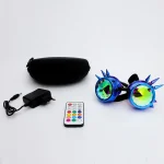 Bunte Sonnenbrille mit Spikes und reflektierenden Farbwechsel-Gläsern, inklusive Aufbewahrungsetui, Fernbedienung und Ladegerät.
