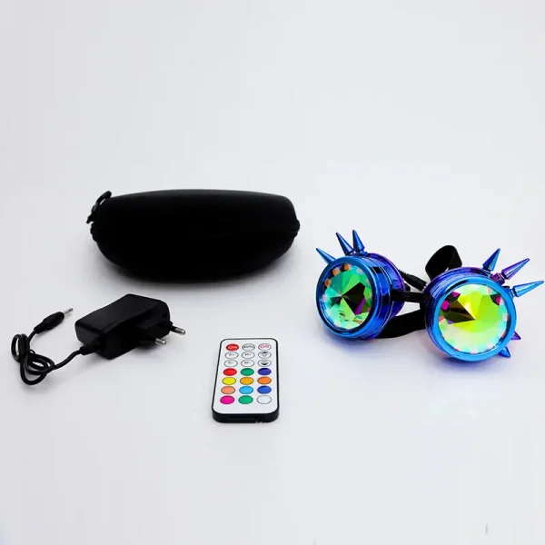 Bunte Sonnenbrille mit Spikes und reflektierenden Farbwechsel-Gläsern, inklusive Aufbewahrungsetui, Fernbedienung und Ladegerät.