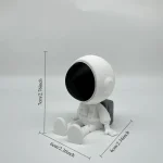 Niedliche wissenschaftliche Figur mit Rucksack, sitzend auf weißem Hintergrund, Maße 7cm hoch, 6cm breit, ideal für Dekoration und Lernzwecke.