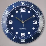 Runde Armbanduhr mit blauer Zifferblatt, silbernem Rahmen und Quarzwerk, zeigt die Zeit 10:09:55.