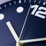 Nahaufnahme eines modernen Uhrenzifferblatts mit klaren Zeigern und Ziffern, zeigt die Zeit 11:07. Perfekt für wissenschaftliche oder technische Dekorationen.