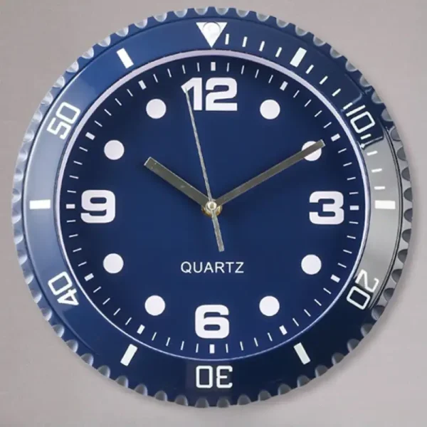 Runde Armbanduhr mit blauer Zifferblatt, silbernem Rahmen und Quarzwerk, zeigt die Zeit 10:09:55.