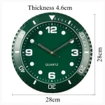 Runde grüne Wanduhr mit weißen Ziffern und Zeigern, Quarzmechanismus, Durchmesser 28 cm, ideal für wissenschaftliche Dekorationen und moderne Inneneinrichtung.