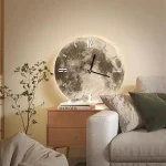 Moderne Wanduhr mit Monddesign und sanfter Beleuchtung, ideal für Wohnzimmer oder Schlafzimmer, schafft eine entspannte Atmosphäre.