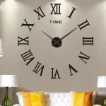 Uhrwand mit römischen Ziffern und Zeigern, dekoratives Wanduhren-Design für moderne Innenräume.