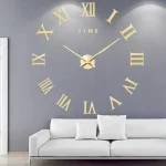 Große Wanduhr mit römischen Ziffern und goldenen Zeigern, perfekt für moderne Wohnräume. Das elegante Design verleiht jedem Raum eine stilvolle Atmosphäre und ist ein Blickfang an der Wand.