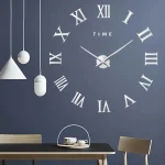 Moderne Wanduhr mit römischen Ziffern und minimalistischer Gestaltung, perfekt für wissenschaftlich inspirierte Inneneinrichtung.