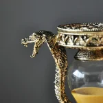 Elegante antike Phiole mit goldener Schlangendekoration und kunstvollem Deckel, ideal für wissenschaftliche Dekorationen oder Sammlerstücke.