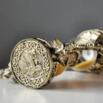 Antikes Münzdesign als Schmuckstück mit detailliertem Drachenmotiv, das an historische Artefakte erinnert.