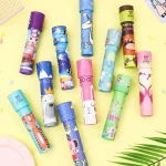 Bunte Lippenbalsame mit Tiermotiven in verschiedenen Designs auf gelbem Hintergrund.