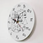 Wanduhr mit wissenschaftlichen Formeln und Symbolen, die das Fach Physik repräsentieren, ideal für Wissenschafts- und Dekorationszwecke.