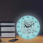 Moderne Physik-Uhr mit leuchtenden wissenschaftlichen Symbolen, Formeln und Diagrammen, ideal für Wissenschafts- und Dekorationszwecke.