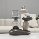 Kreative Steine und Glasdekoration in neutralen Farben, perfekt für modernes Interior.